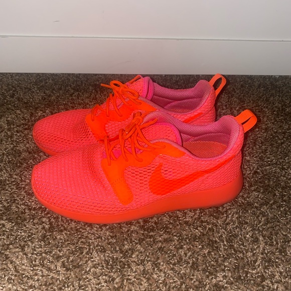Nike Roshe One Hyperpink sz 7 - Picture 1 of 6